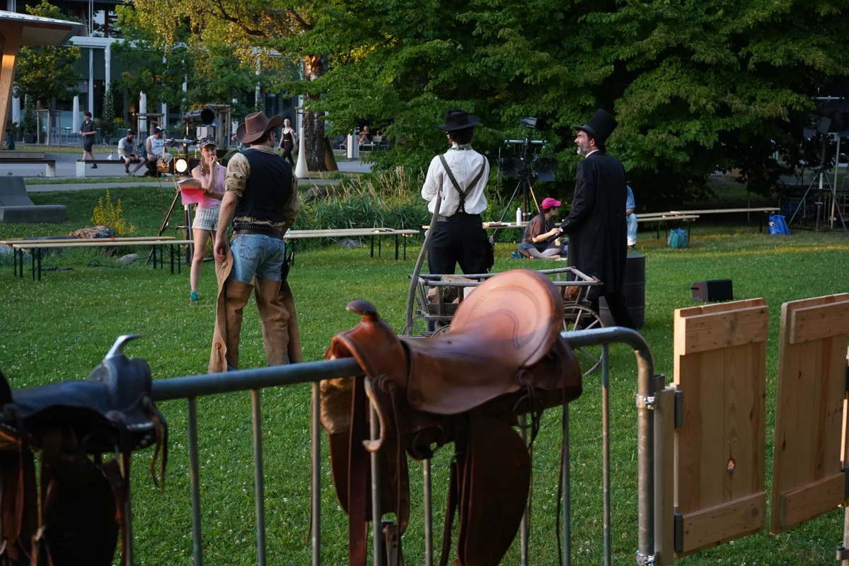 Man sieht die Schauspieler und Musiker bei den Proben im Stadtpark Uster.